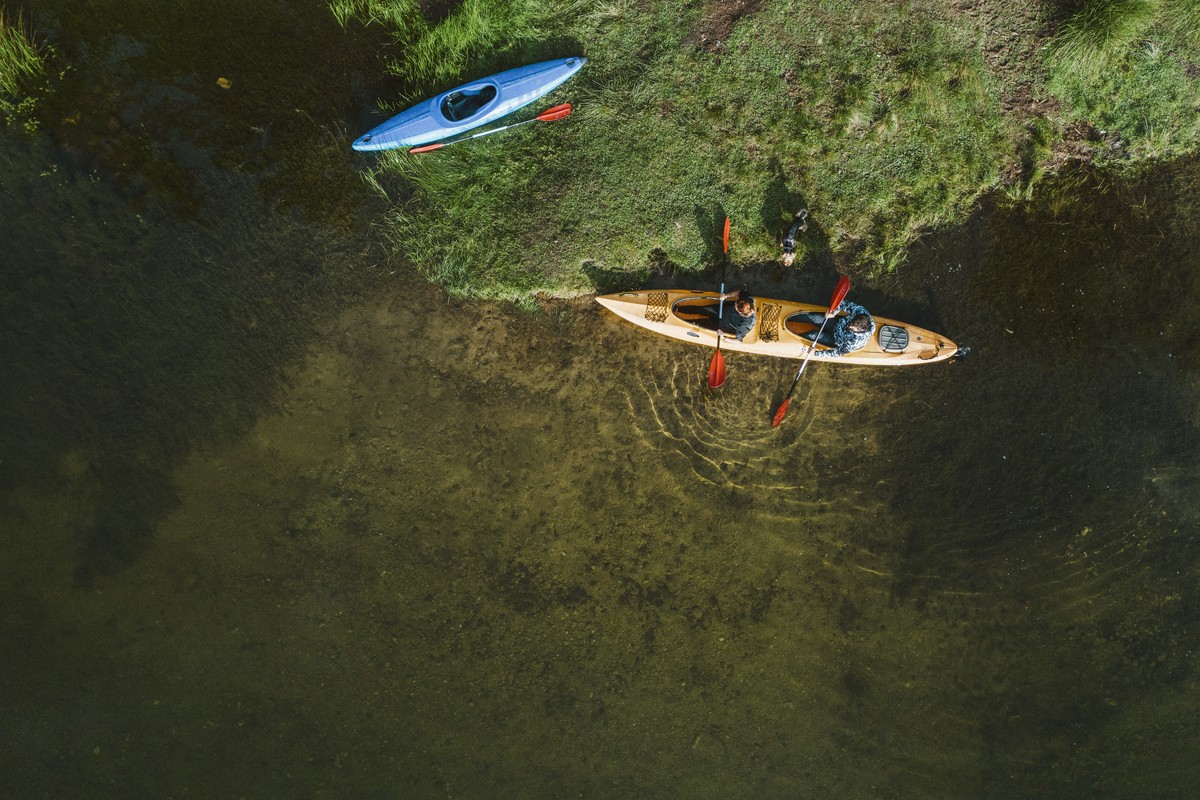 spływ kajakiem po jeziorze
